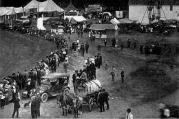 Long line entering the fair in 1900.